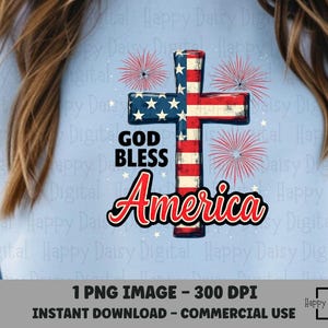 Peut inclure: Un motif patriotique représentant une croix avec le motif du drapeau américain, des étoiles et des rayures. Les mots "GOD BLESS America" sont affichés en rouge et blanc, avec des accents de feux d'artifice. Idéal pour les vêtements et accessoires.