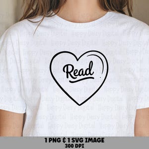 Peut inclure: Un t-shirt blanc à manches courtes arborant un motif noir représentant le contour d'un cœur avec le mot Read écrit en police cursive à l'intérieur. Le motif est centré sur la zone de la poitrine du vêtement.