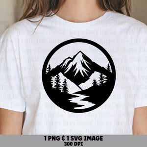 Puede incluir: Una camiseta blanca con un estampado gráfico circular negro de una cordillera con pinos y un río. El diseño está centrado en el pecho. El texto en la parte inferior dice 1 PNG & 1 SVG IMAGE 300 DPI.