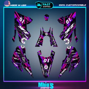 Op de afbeelding: Een set motorfiets graphics met een zwart en paarse kleurschema met roze accenten. De graphics omvatten het nummer "01", de letters "YFZ" en de woorden "Troy Lee Designs" en "Pro Circuit".