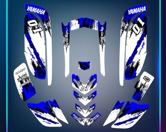 Könnte beinhalten: Yamaha Motorrad Grafik-Kit in Blau, Weiß und Schwarz mit einem Grunge-Design. Das Kit enthält ein Nummernschild mit der Nummer "01" und dem Text "Yamaha" und "Troy Lee Designs".
