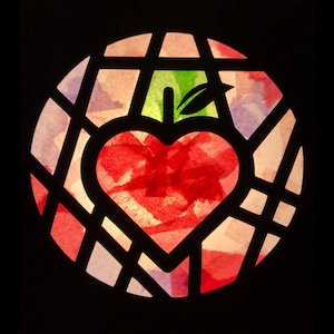 Puede incluir: Una manzana roja en forma de corazón con un tallo y una hoja verdes, enmarcada por un patrón de cuadrícula negra sobre un fondo de vidriera de colores.