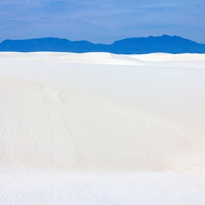 Wydmy i góry w Parku Narodowym White Sands w Nowym Meksyku
