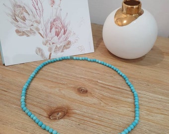 Collier en perles de pierres naturelles et fermoir crochet