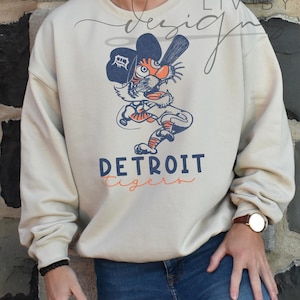 Sudadera de béisbol de los Motor City Tigers con cuello redondo y diseño de los Detroit Tigers de inspiración vintage, con tinta empapada. Ropa de los Detroit Tigers.