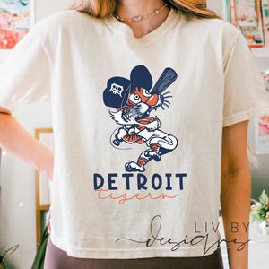 Top corto de béisbol de los Tigres con colores cómodos / Tigre de dibujos animados / Top corto de Motor City Kittie / Camiseta de la Serie Mundial de Béisbol de los Tigres de Michigan