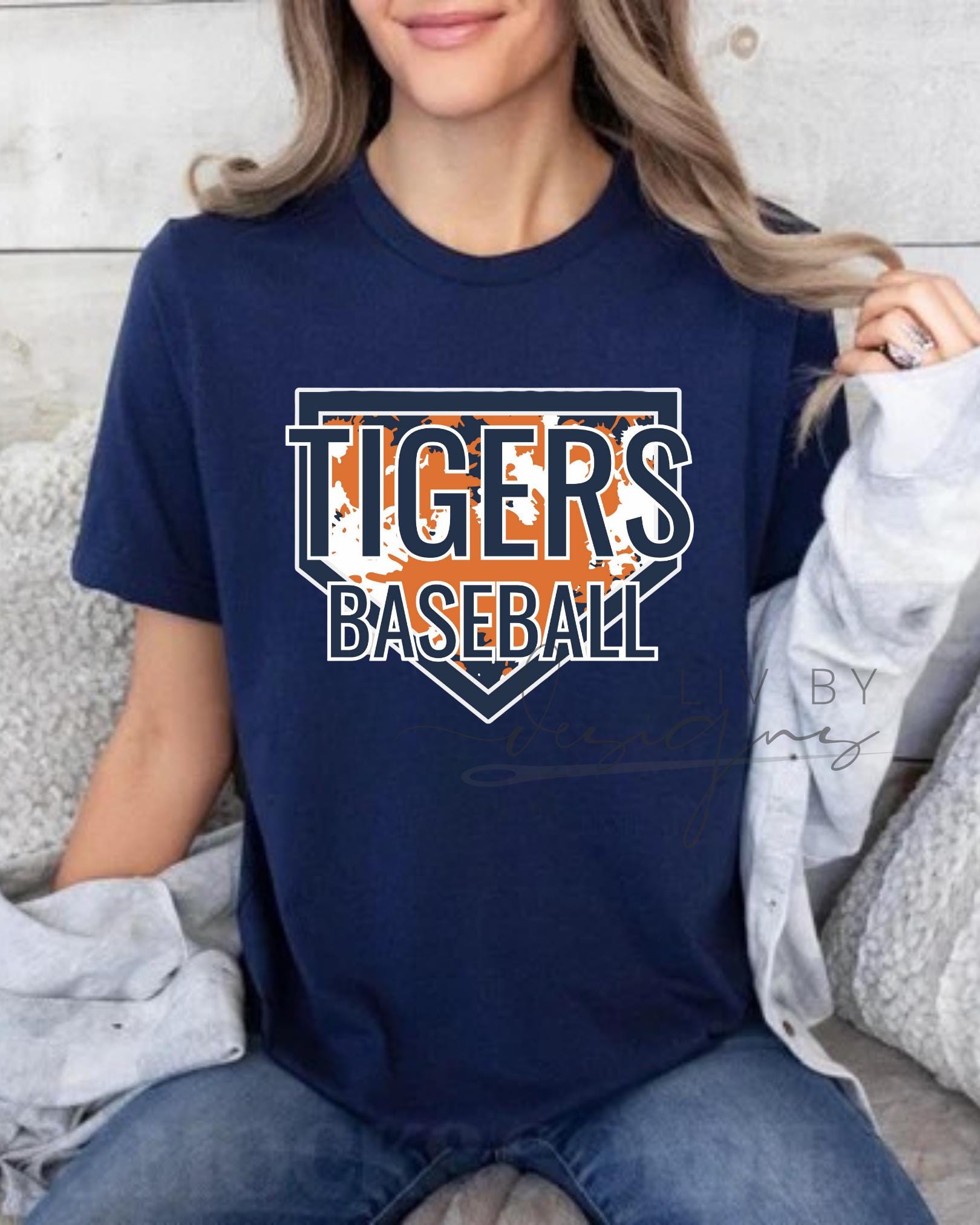 Camiseta de béisbol de los Tigres con colores cómodos / Camiseta para el día del juego / Camiseta con gráfico vintage suave / Estampado DTF azul marino / Camiseta de béisbol para mamá / Regalo para fanáticos de los deportes