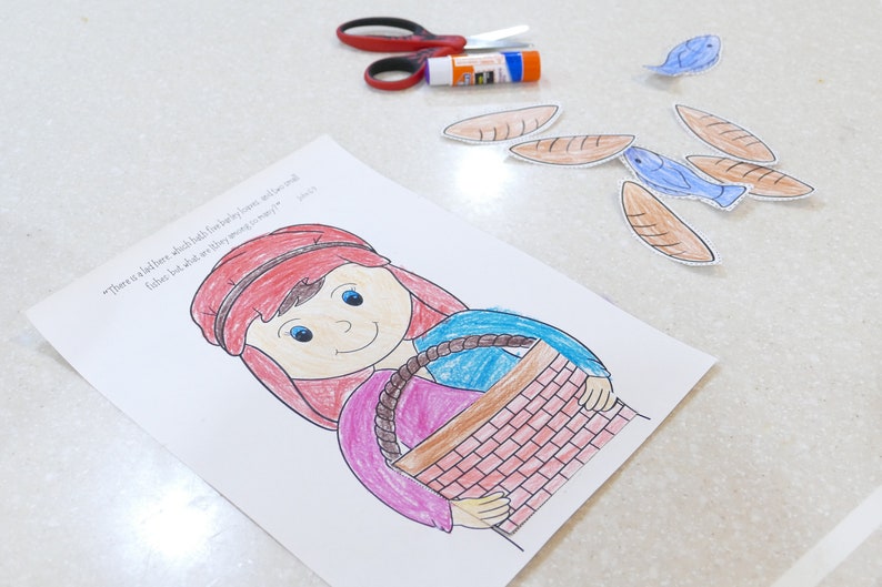 Pu&ograve; includere: Una pagina da colorare stampabile con una ragazza che tiene un cestino con un muro di mattoni al suo interno. La pagina include il testo "C'&egrave; un bambino piccolo che ha cinque pani d'orzo e due pesci piccoli; ma cosa sono tra tanti?" Giovanni 6:9.