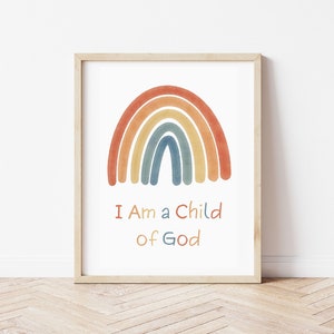 Op de afbeelding: Een aquarel regenboog met een geel, oranje, rood, blauw en groen kleurenschema. De regenboog is gebogen boven de tekst "I Am a Child of God".