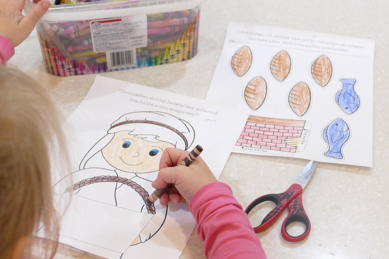 Pu&ograve; includere: Un bambino colora una pagina da colorare stampabile di una persona con una corda. La pagina include il testo "C'&egrave; un bambino piccolo che ha due pani d'orzo e cinque pesci piccoli: ma cosa sono tra tanti?" Una seconda pagina stampabile mostra un muro di mattoni, pesci e palloni da calcio da ritagliare e colorare.