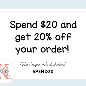 Pu&ograve; includere: Un'illustrazione rosa e bianca di un koala che tiene un fiore con la lettera K sullo sfondo. Il testo dice "Spendere $ 20 e ottenere il 20% di sconto sul tuo ordine! Inserisci il codice coupon al checkout: SPEND20"