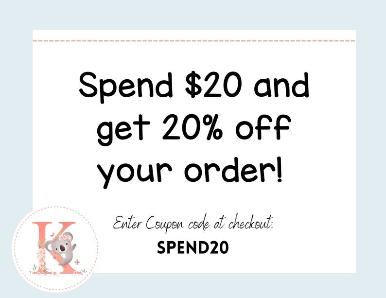 Pu&ograve; includere: Un'illustrazione rosa e bianca di un koala che tiene un fiore con la lettera K sullo sfondo. Il testo dice "Spendere $ 20 e ottenere il 20% di sconto sul tuo ordine! Inserisci il codice coupon al checkout: SPEND20"