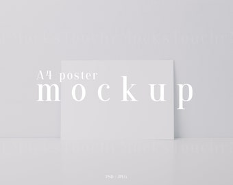 Puede incluir: Una maqueta de póster A4 blanca sobre un fondo blanco. El texto "A4 poster mockup" está impreso en el póster.
