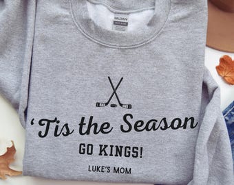 Benutzerdefiniertes Hockey Mom-Sweatshirt, personalisierte Hockey Mama Rundhalsausschnitt, Hockey Mama Geschenk, Eishockey-Top mit dem Namen der Kinder, Mädchen-Hockey-Team-Pullover