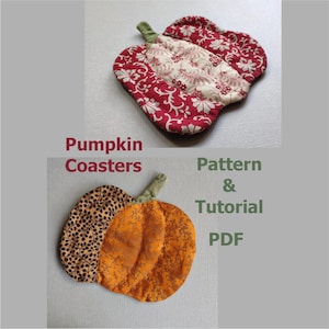 Könnte beinhalten: Zwei handgefertigte Untersetzer in Kürbisform. Einer ist rot mit weißem Blumenmuster, der andere orange mit braunem Blumenmuster. Die Untersetzer haben grüne Stiele. Der Text auf dem Bild lautet "Pumpkin Coasters Pattern & Tutorial PDF."