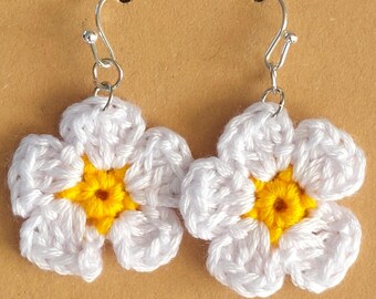 Crochet flower earrings: lightweight floral jewellery