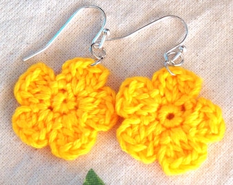 Flower crochet earrings: lightweight floral jewellery
