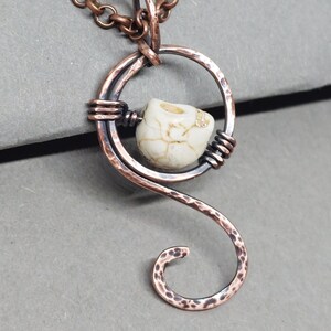 Weißer Schädel gehämmert Kupfer Swirl Anhänger, Fantasy Gothic Halskette