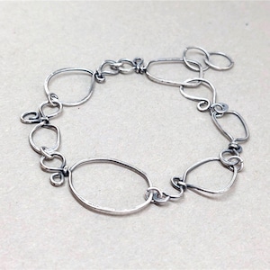 Bracelet organique asymétrique : jonc original martelé rempli d'argent sterling
