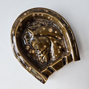 Posacenere a forma di cavallo smaltato marrone in buone condizioni vintage, misura 5,5 pollici per 6 pollici