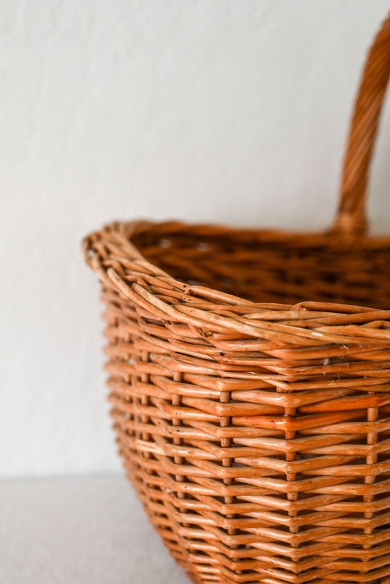 Vintage Classic Woven Picnic Basket Gem