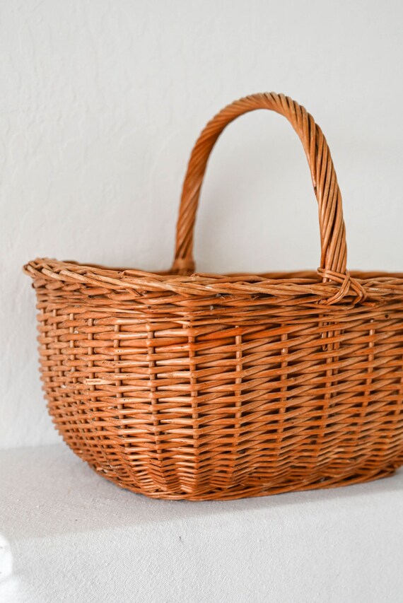 Vintage Classic Woven Picnic Basket Gem