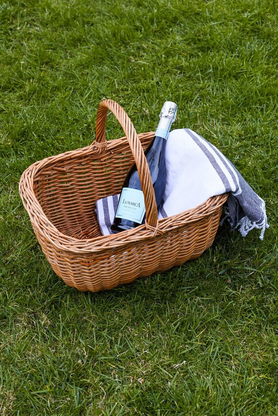 Vintage Classic Woven Picnic Basket Gem
