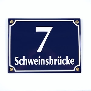 Könnte beinhalten: Ein blaues und weißes Email-Hausnummernschild mit der Nummer 7 und dem Text "Schweinsbrücke".