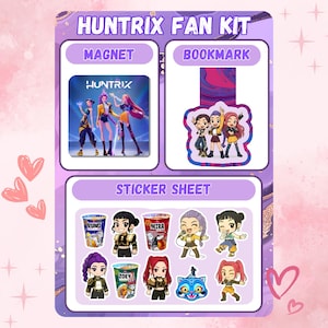 Op de afbeelding: Een fankit met een magneet, bladwijzer en stickervel. De magneet toont het woord "HUNTRIX" en geanimeerde personages. De bladwijzer heeft een kleurrijk ontwerp. Het stickervel bevat karakterillustraties.