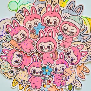 9 naklejek holograficznych Labubu – słodka postać z kreskówki, błyszczący pakiet naklejek winylowych, naklejki artystyczne Kawaii na laptopa, dziennik, prezenty