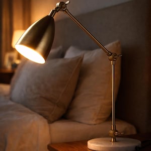 Puede incluir: Una taza de cerámica blanca con un asa negra y el texto "But First, Coffee" en un estilo manuscrito. La taza está sobre una superficie blanca. La taza mide 10 cm de alto.