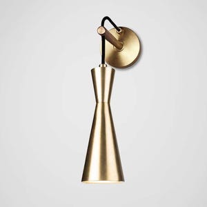Modern Brass Wall Sconce – Minimalist Bathroom Vanity Light Fixture – Classic Elegant Lighting Design