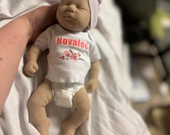 Pedido personalizado de silicona para bebé niña Novalee por Kathy Romero biscuiti y estudio de silicona, el precio es para la muñeca terminada