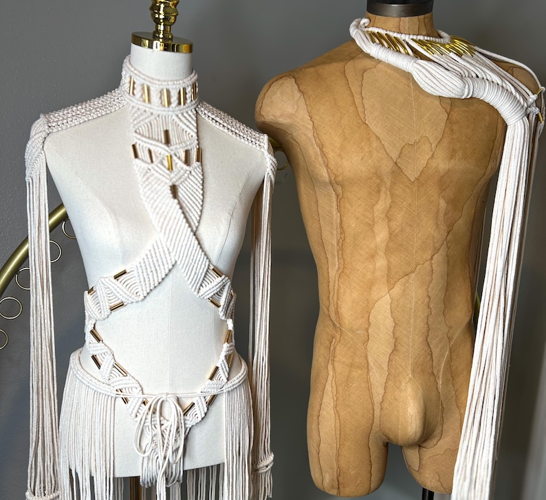 Peut inclure: Deux hauts en macram&eacute; blancs avec des accents dor&eacute;s. Un haut est de style halter avec un bas &agrave; franges. L'autre haut est un collier avec une longue frange.