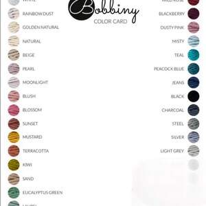 K&ouml;nnte beinhalten: Farbkarte f&uuml;r Bobbiny-Garn, die 20 verschiedene Garnfarben zeigt, darunter Wei&szlig;, Regenbogenstaub, Goldenes Natur, Natur, Beige, Perle, Mondschein, Rouge, Bl&uuml;te, Sonnenuntergang, Senf, Terrakotta, Kiwi, Sand, Eukalyptusgr&uuml;n, Lorbeer, Avocado, Wildrose, Brombeere, Staubiges Rosa, Neblig, Teal, Pfauenblau, Jeans, Schwarz, Anthrazit, Stahl, Silber und Hellgrau.