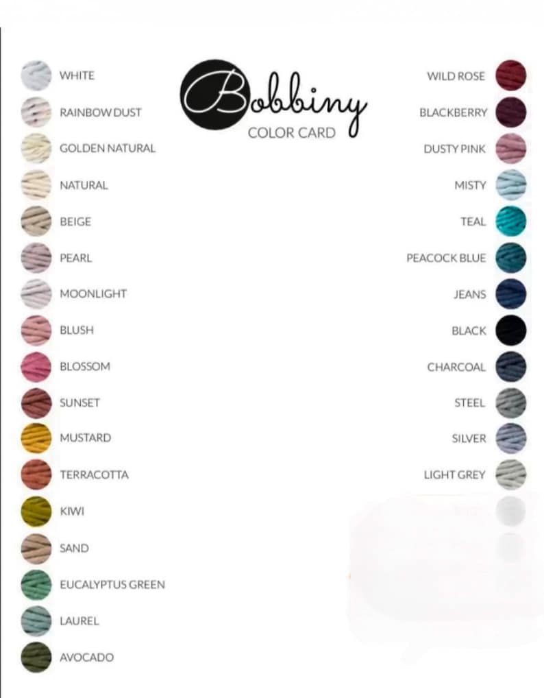 K&ouml;nnte beinhalten: Farbkarte f&uuml;r Bobbiny-Garn, die 20 verschiedene Garnfarben zeigt, darunter Wei&szlig;, Regenbogenstaub, Goldenes Natur, Natur, Beige, Perle, Mondschein, Rouge, Bl&uuml;te, Sonnenuntergang, Senf, Terrakotta, Kiwi, Sand, Eukalyptusgr&uuml;n, Lorbeer, Avocado, Wildrose, Brombeere, Staubiges Rosa, Neblig, Teal, Pfauenblau, Jeans, Schwarz, Anthrazit, Stahl, Silber und Hellgrau.