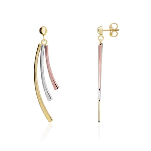 Puede incluir: Un par de pendientes dorados con cierre de poste. Cada pendiente presenta tres barras verticales curvas en oro, plata y oro rosa. Los pendientes se muestran sobre un fondo blanco.