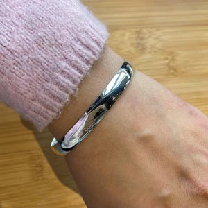 925 Sterling Silver Polished Round Court Design Bangle