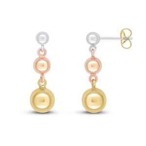 Puede incluir: Un par de pendientes colgantes de oro, oro rosa y plata con tres cuentas redondas. La cuenta superior es de plata, la cuenta del medio es de oro rosa y la cuenta inferior es de oro.