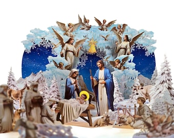 Può includere: Un diorama a tema natalizio con una scena della Natività con angeli, Maria, Giuseppe e il bambino Gesù. Lo sfondo comprende un cielo stellato, montagne innevate e alberi sempreverdi. Le figure sono dettagliate e colorate.