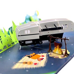 Pop-Up Camper Card – 3D Camping Card with Bonfire – Handmade RV Card – Nature Scene Greeting – Outdoor Adventure Gift – 15x20 cm