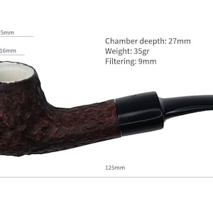 Pode incluir: Um cachimbo de tabaco castanho com uma piteira texturizada e um bocal preto. A piteira do cachimbo tem 35mm de altura, 25mm de largura e 27mm de profundidade. O cachimbo tem 125mm de comprimento e pesa 35g. O texto indica um filtro de 9mm.