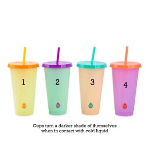 Pode incluir: Quatro copos de pl&aacute;stico que mudam de cor com tampas e canudos. Cada copo &eacute; numerado de 1 a 4 e tem um esquema de cores diferente: amarelo/laranja, menta/roxo, p&ecirc;ssego/azul-petr&oacute;leo e lavanda/laranja. O texto diz: "Os copos mudam de cor em contato com l&iacute;quido frio".
