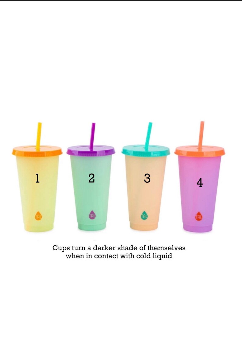 Pode incluir: Quatro copos de pl&aacute;stico que mudam de cor com tampas e canudos. Cada copo &eacute; numerado de 1 a 4 e tem um esquema de cores diferente: amarelo/laranja, menta/roxo, p&ecirc;ssego/azul-petr&oacute;leo e lavanda/laranja. O texto diz: "Os copos mudam de cor em contato com l&iacute;quido frio".