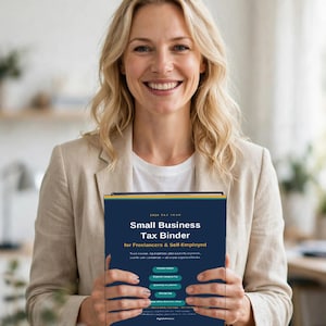 Op de afbeelding: Een donkerblauwe map met de titel 2025 Tax Year Small Business Tax Binder for Freelancers & Self-Employed. De omslag bevat tekst over het bijhouden van inkomsten, uitgaven en belastingplanning, met een gouden horizontale streep bovenaan.