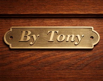 Placa de latón macizo personalizada “By Tony” – Placa de latón grabada, pequeño letrero para puerta, etiqueta metálica personalizada, etiqueta de latón CNC