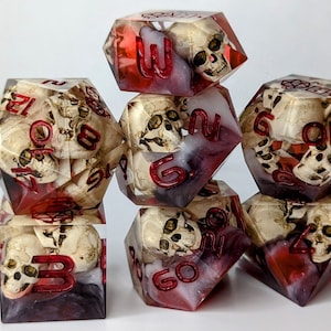 Dice Set Custom - Warlock Skull - Handmade resin dice for D&D and Roleplaying - Set of 7 polyhedral sharp edge dice