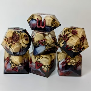 Jeu de dés personnalisé - Tête de mort de sorcier - Dés en résine faits main pour D&D et jeux de rôle - Lot de 7 dés polyédriques à bords tranchants