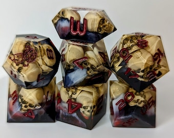 Puede incluir: Un conjunto de dados poliédricos con un diseño único. Cada dado transparente contiene calaveras en miniatura y símbolos rojos sobre una base oscura. Los dados están apilados, mostrando sus intrincados detalles y artesanía.