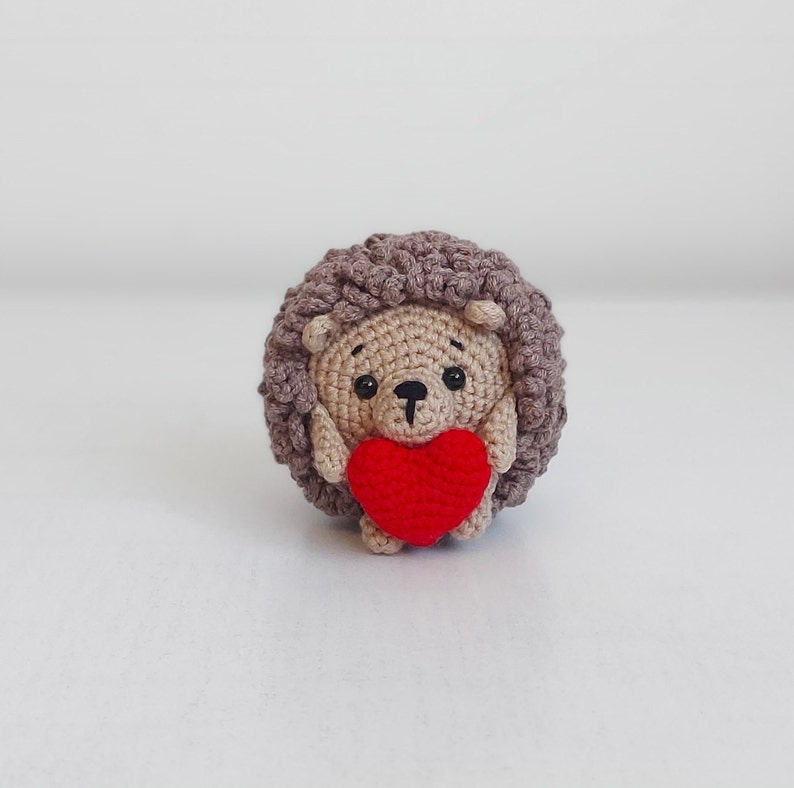 Crochet hedgehog with heart, Amigurumi cute valentine toy, Handmede doll, Animal toy, Valentine's day gift image 5